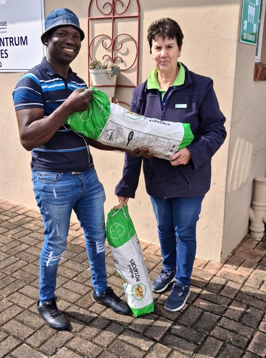 “Aardappelen”
Honderdveertig zakken aardappelen zijn geschonken door de boerderij Vadersgift Zera Boerdery. (Vadersgift → Afrikaans voor “geschenk van de vader”) (Zera → een Bijbelse naam die onder meer verbonden wordt met zaad, groei en nieuwe toekomst.)
De eigenaar van VOG Boerdery in Petrus Steyn heeft ook aardappelen geschonken aan de gemeenschap. Dit werd gezien als een vorm van betrokkenheid bij de lokale omgeving, waarbij voedsel niet alleen als handelsproduct werd gezien, maar ook als iets dat gedeeld kan worden met mensen in nood of met sociale initiatieven.
De boerderijen Vadersgift Zera Boerdery en Vog Boerdery liggen bij het plaatsje Petrus Steyn. Officieel tegenwoordig ook wel Mamafubedu genoemd, in de provincie Free State in Zuid-Afrika. Het gebied staat bekend als een groot landbouwgebied met aardappelen, maïs, zonnebloemen, vee en schapenhouderij. En ligt 88 km ten noorden van Bethlehem waar het Masechaba Day Care Center is gevestigd
De zakken aardappelen zijn verdeeld en door Mpho (onze onmisbare kracht in transport en logistiek) naar acht verschillende instanties die de aardappelen goed kunnen gebruiken voor hun voedselprojecten.
Het Masechaba Day Care Center heeft vijfenvijftig zakken ontvangen en de aardappelen zijn verdeeld onder de kinderen die ze mee naar huis krijgen voor extra ondersteuning voor de andere gezinsleden.
Meehelpen?
“Voor 27 cent per dag help je een kind in Zuid-Afrika aan een voedzame maaltijd.”
Met een eenmalige donatie van 27 cent per dag (€100,00 per jaar) krijgt één kind een jaar lang een gezonde maaltijd.
Gun een kind een maaltijd en doneer!
Kijk even op de vernieuwde website van de Stichting Masechaba https://masechaba.com/nl/home-nederlands/
Delen van dit bericht.... Baie danki daarvoor waardeer baie.🥰