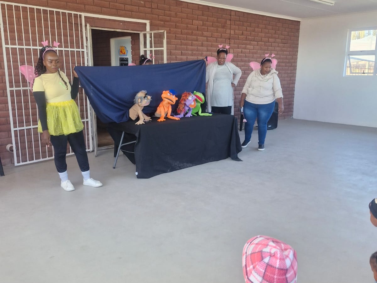 "Zorgeloos kind zijn"
Wat een feest was het deze week bij ons! In het kader van de Week van de Kinderbescherming kregen we bijzonder bezoek.
De maatschappelijk werkers van de jeugdzorg in Bethlehem kwamen langs. En ze brachten een heleboel gezelligheid mee!
De kinderen hebben met grote ogen gekeken naar een prachtig poppentheater en lieten daarna hun creativiteit de vrije loop tijdens het kleuren.
Maar stilzitten? Dat hoefde gelukkig niet! Samen hebben we uit volle borst gezongen en gedanst.
Het was een dag met een gouden randje, waarin we hebben gezien hoe belangrijk het is om samen te lachen en te verbinden.
Dank aan de maatschappelijk werkers voor dit mooie initiatief en deze onvergetelijke dag!
#WeekVanDeKinderbescherming #Jeugdzorg #Bethlehem #SamenSterk #BlijdeGezichten #Verbinding
